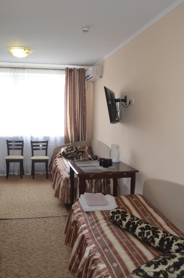 Бізнес Центр & Готель В Центрі Міста Oeman Buitenkant foto
