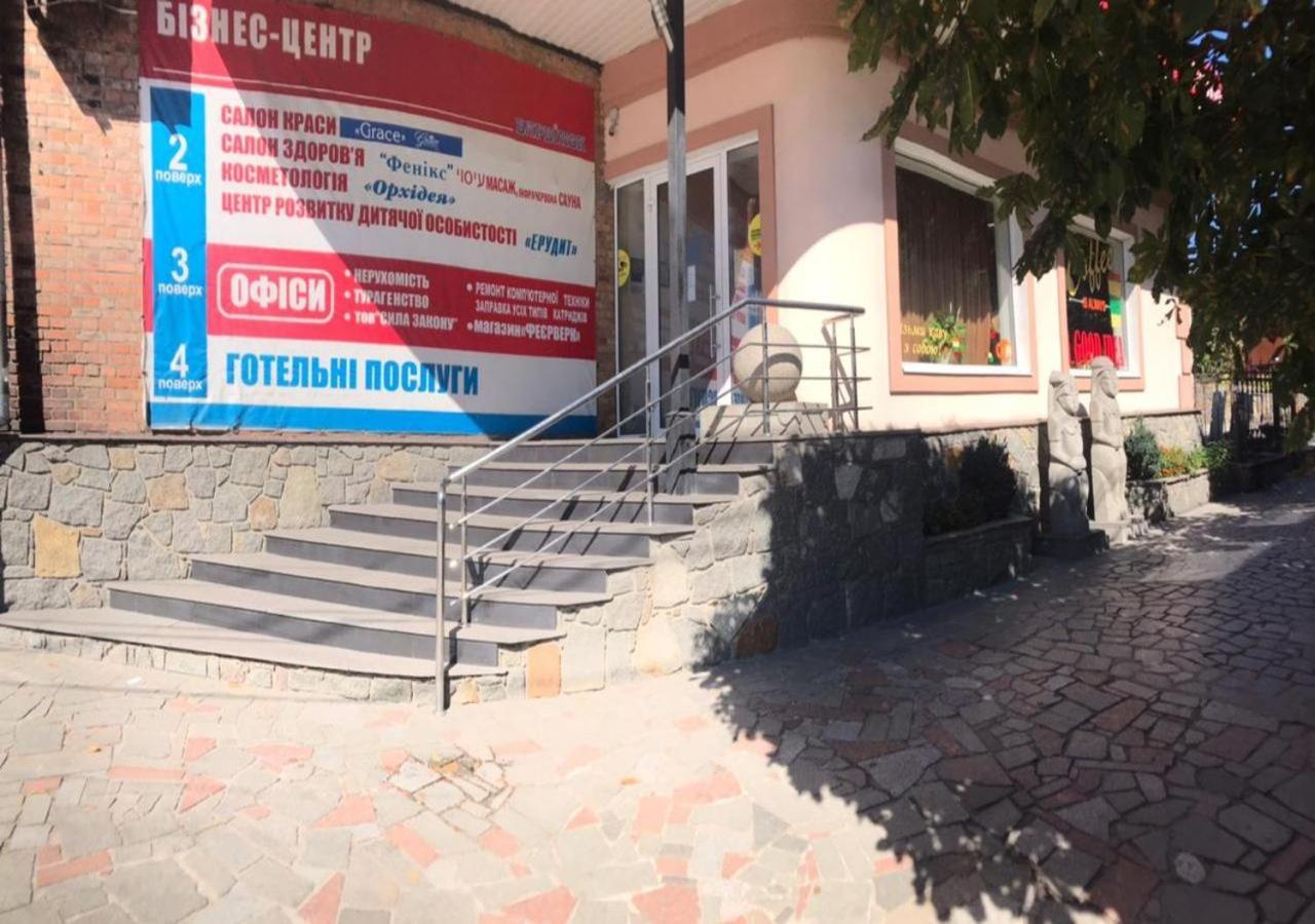 Бізнес Центр & Готель В Центрі Міста Oeman Buitenkant foto